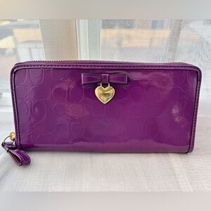 Coach F49508 Patent Signature Iris Purple Long
Bow Heart Zip Wallet (2012-2013)